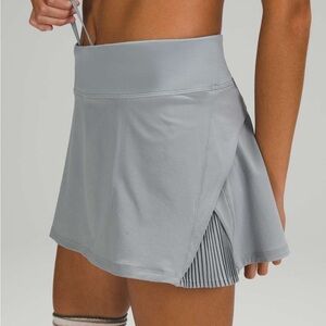 Lululemon Play Off The Pleats Mid Rise Skirt in Rhino Grey, Size 6